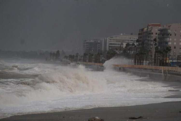 Antalya'da şiddetli yağmur ve fırtına hayatı olumsuz etkiledi