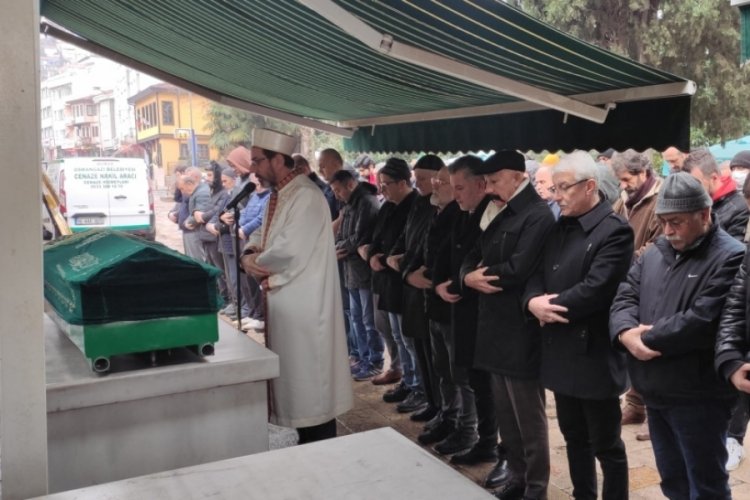 Bursada Bug&uuml;n k&ouml;şe yazarımız Pınar Yeniyiğit'in annesi son yolculuğuna uğurlandı