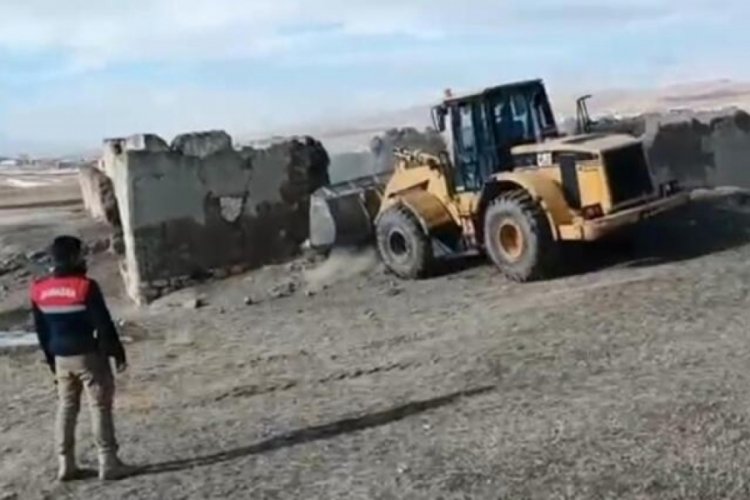 Van'da 47 metruk yapı yıkıldı