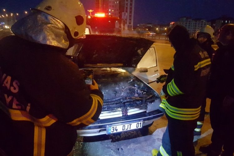 Sivas'ta akaryakıt istasyonundan &ccedil;ıkan ara&ccedil; alev alev yandı