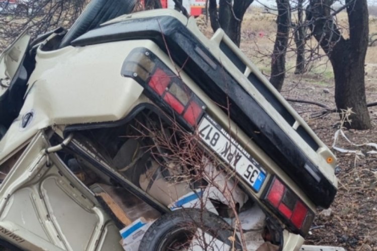 Afyonkarahisar'da kamyonetle &ccedil;arpışan otomobil takla attı: 2 &ouml;l&uuml;, 2 yaralı
