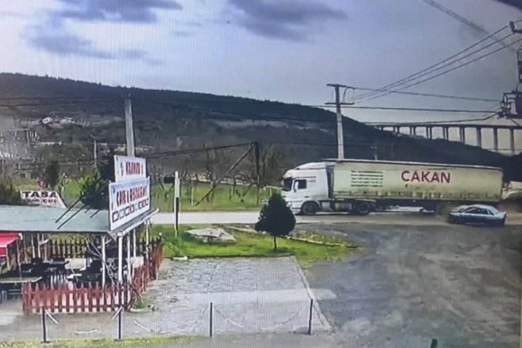 Kocaeli'nde otomobil karşı şeritten gelen tıra &ccedil;arptı
