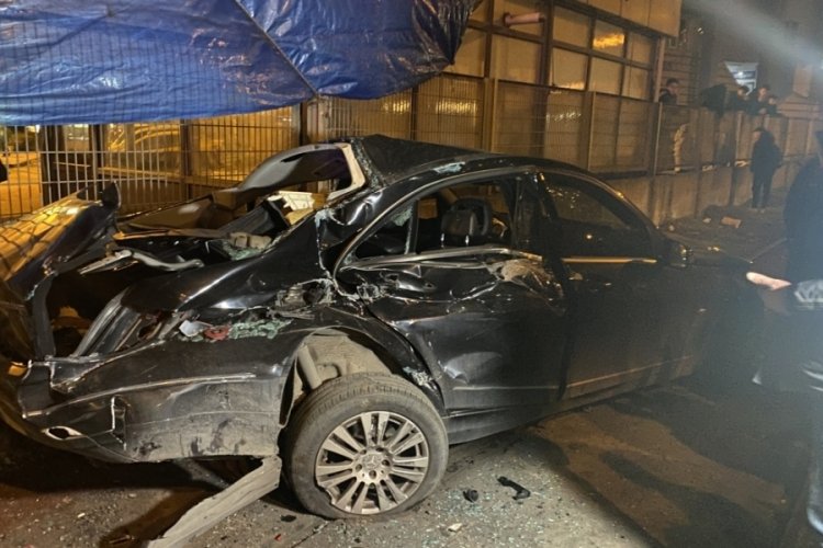 Zonguldak'ta trenin &ccedil;arptığı otomobil hurdaya d&ouml;nd&uuml;