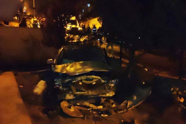 Kocaeli'nde servis aracıyla &ccedil;arpışan otomobil evin bah&ccedil;esine daldı: 2 yaralı