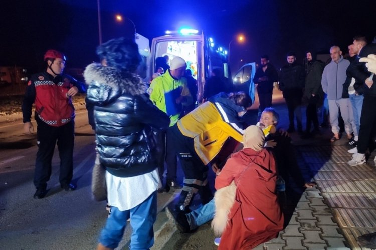 Sakarya'da SUV tipi ara&ccedil; ile ticari taksi &ccedil;arpıştı: 2 kişi yaralandı