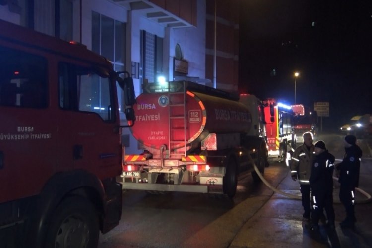 Bursa'da 7 katlı otoparkta &ccedil;ıkan yangında 3 ara&ccedil; k&uuml;l oldu
