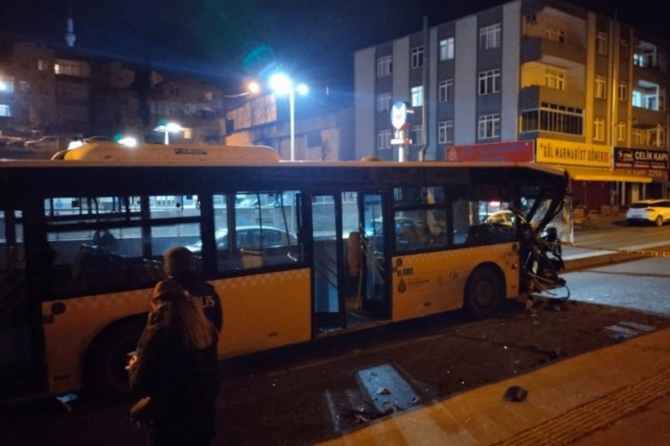 İstanbul'da Bursa plakalı otomobil ile İETT otob&uuml;s&uuml; &ccedil;arpıştı: 5 yaralı