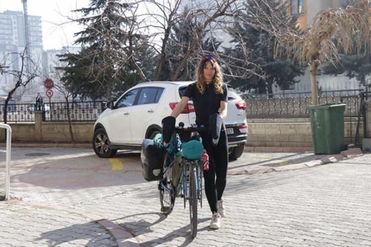 Almanya'dan Kayseri'ye bisikletli yolculuk: Babasıyla tanışmak i&ccedil;in geldi