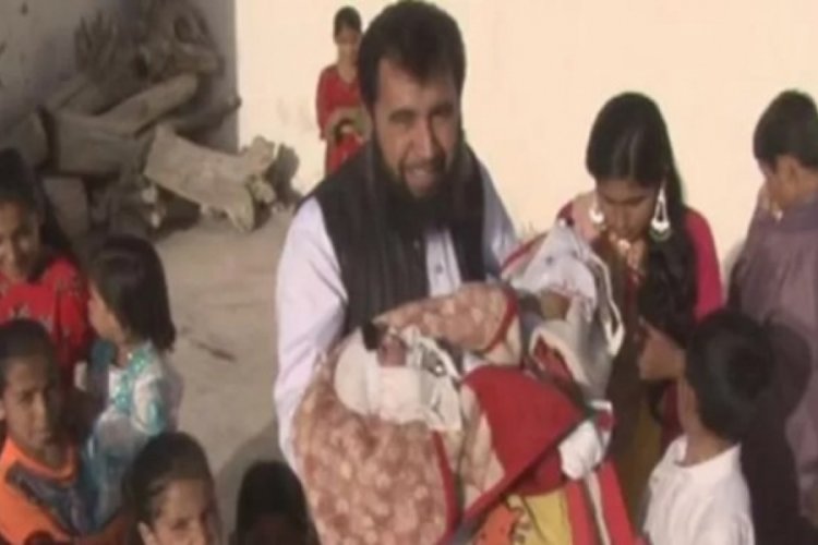 Pakistan'da bir baba 60. &ccedil;ocuğunu kucağına aldı