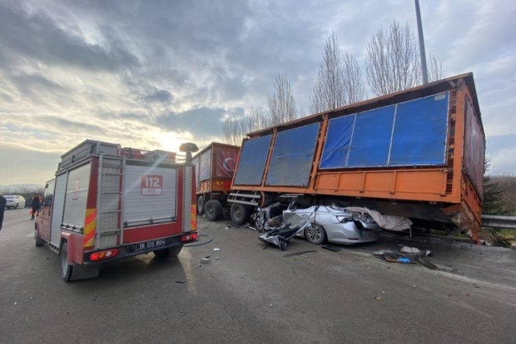 Bursa'da otomobil tır dorsesinin altına girdi: 1 &ouml;l&uuml;