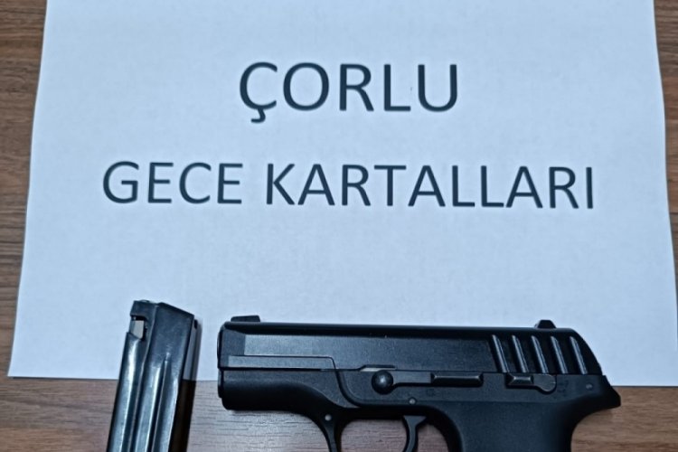 Bek&ccedil;ilerin ş&uuml;phelenip yakaladığı şahsın &uuml;zerinden tabanca &ccedil;ıktı
