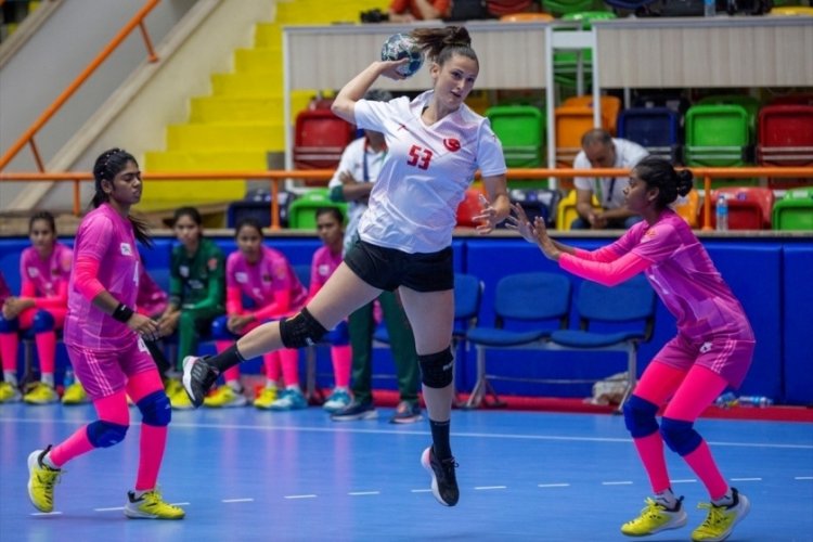 Milli hentbolcu Ayşenur Sormaz, İtalya'ya transfer oldu