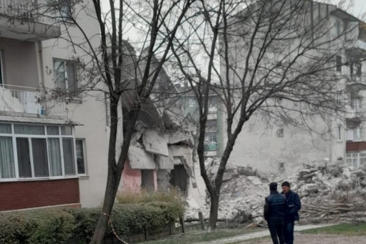 Bursa'da Pilot Sanayi İlkokulu'nun karşısındaki metruk bina artık tehlike sa&ccedil;mıyor