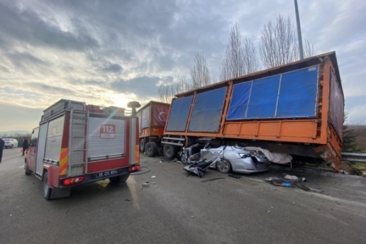 Bursa'da otomobil, Tır'ın altına girmişti! 1 &ouml;l&uuml; olan feci kazadan gelişme