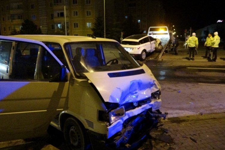 Kayseri'de cip ile ticari ara&ccedil; &ccedil;arpıştı: &Ccedil;ok sayıda yaralı var