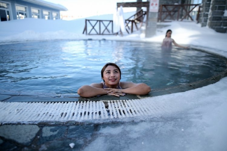 Turistlerin Uludağ'ın dondurucu soğuğunda sıcak havuz keyfi