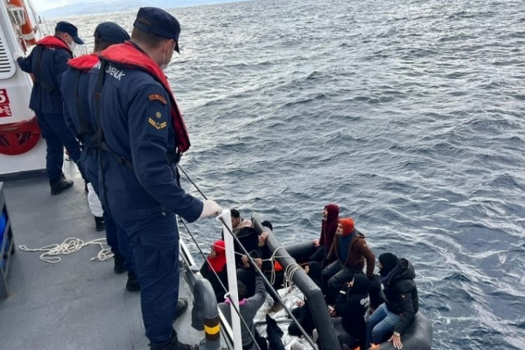 &Ccedil;anakkale'de 12 d&uuml;zensiz g&ouml;&ccedil;men kurtarıldı