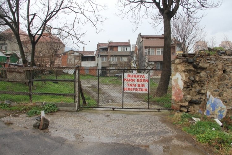 Bursa'da hakaret i&ccedil;erikli levhayı g&ouml;renler aracıyla birlikte uzaklaşıyor