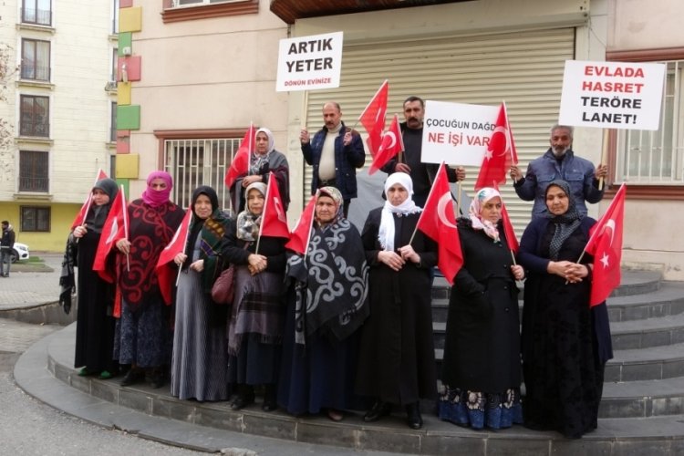 Diyarbakır anneleri bin 229 g&uuml;nd&uuml;r evlat yolu g&ouml;zl&uuml;yor