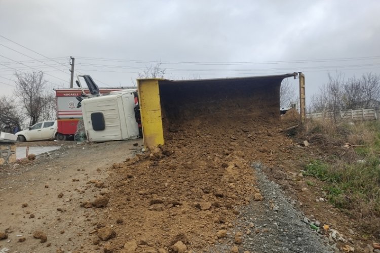 Kocaeli'de toprak y&uuml;kl&uuml; kamyon devrildi
