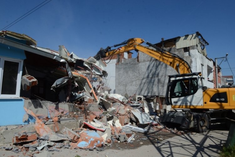 Bursa'da ka&ccedil;ak ve metruk yapılar tek tek yıkıldı