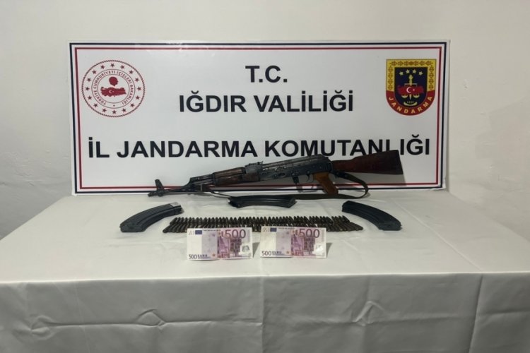 Iğdır'da kaleşnikof ve sahte d&ouml;viz ele ge&ccedil;irildi