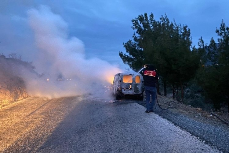 Osmaniye'de hareket halindeki otomobil ara&ccedil; alev alev yandı