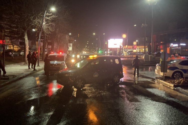 Sivas'ta patlayan su sorusu caddeyi g&ouml;le &ccedil;evirdi