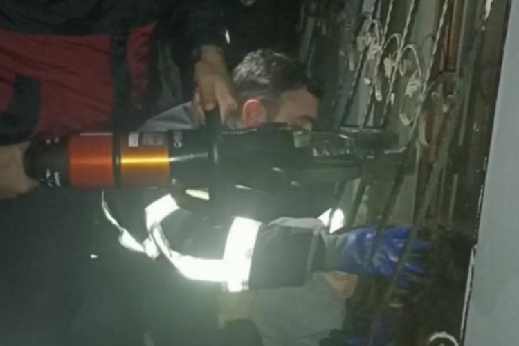 5 yaşındaki &ccedil;ocuğun başı, pencere korkuluğuna sıkıştı