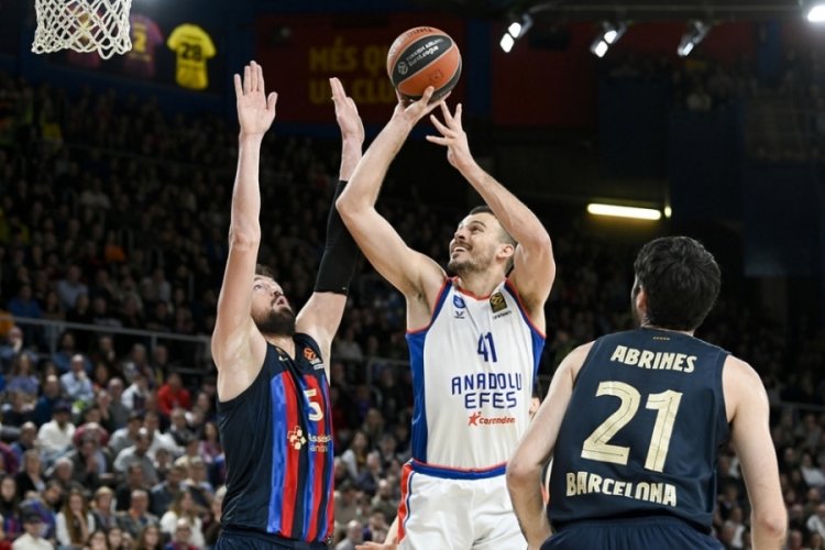 Anadolu Efes, Barcelona'yı deplasmanda yendi