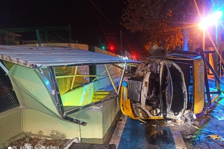 Ankara'da istasyon alt ge&ccedil;idine &ccedil;arpan kamyon devrildi