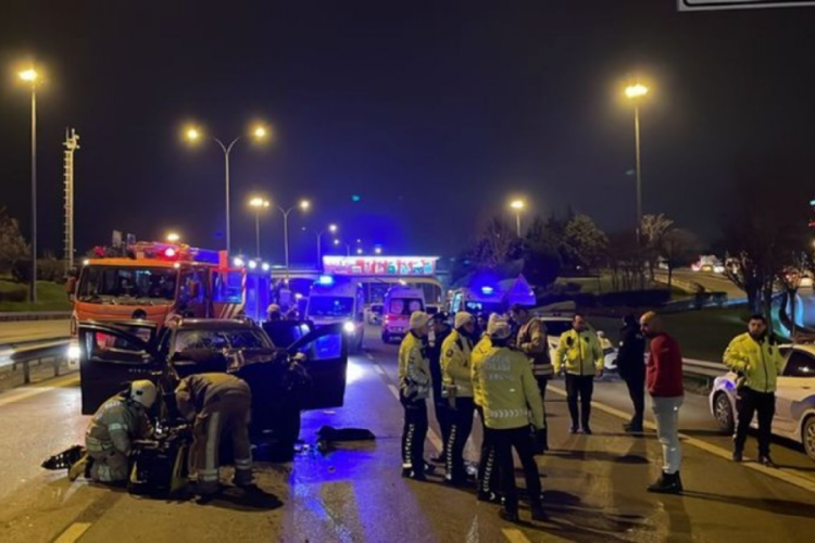 İstanbul'da otomobil, minib&uuml;se &ccedil;arptı: 4 kişi ara&ccedil;ta sıkıştı!