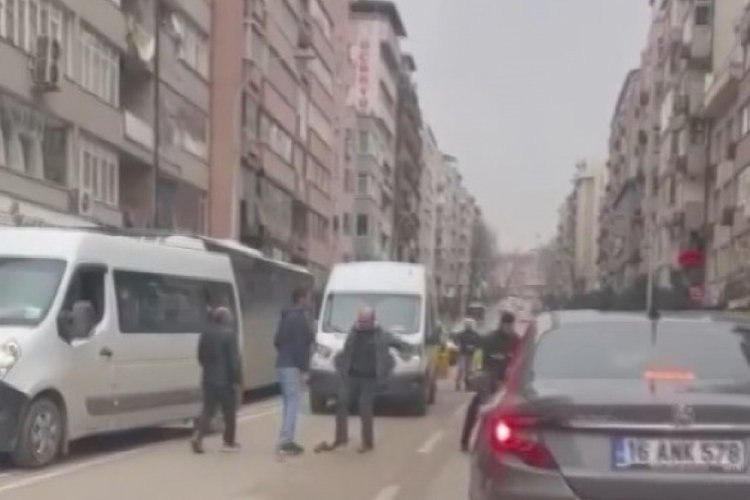 Bursa'da şof&ouml;rlerin yol verme kavgası
