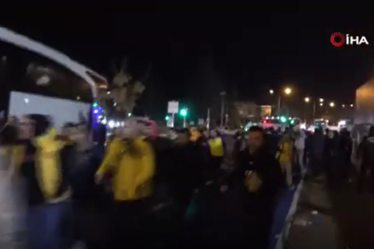 Ankarag&uuml;c&uuml; ma&ccedil;ı sonunda taraftarlardan taşkınlık