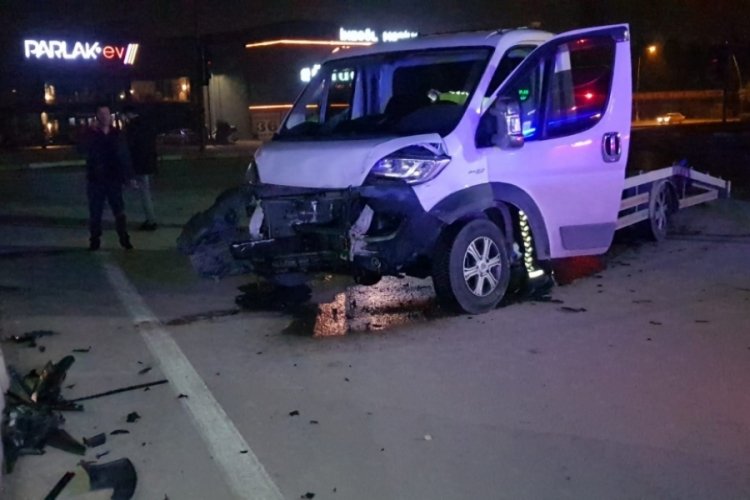 Bursa'da otomobil ile kamyonet &ccedil;arpıştı