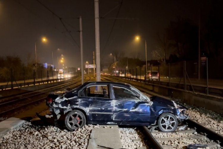 Bursa'da kontrolden &ccedil;ıkan otomobil metro raylarına girdi! Metro seferlerinde aksamalar yaşandı