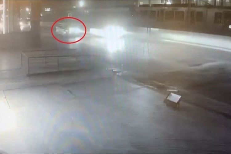 Bursa'da makas atan ara&ccedil;, motosikleti altına aldı!