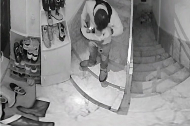 Ayakkabıları &ouml;nce numarasına bakıp sonra koklayarak &ccedil;aldı