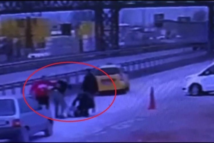 Bursa'da motosikletinin bağlanmasına kızan şahıs, &ccedil;ekici şof&ouml;r&uuml;n&uuml; bı&ccedil;akladı
