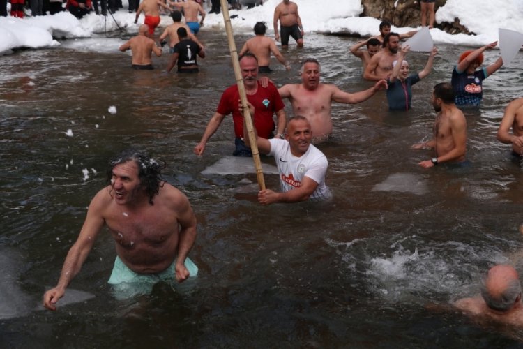 Rize'de Kış Y&uuml;zme Şenliği renkli g&ouml;r&uuml;nt&uuml;lere sahne oldu