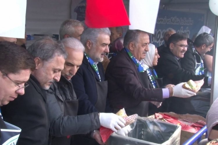 İstanbul'da Karadeniz r&uuml;zgarı esti: 3 ton hamsi dağıtıldı