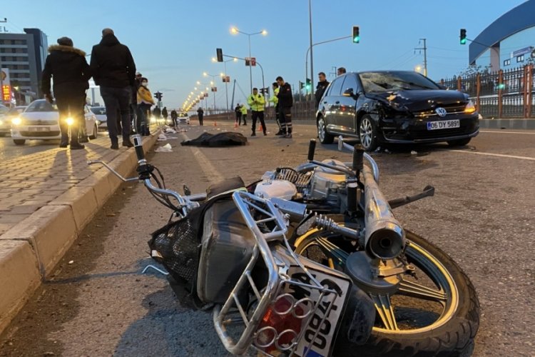 Diyarbakır'da otomobil ile &ccedil;arpışan motorlu kurye yaşamını yitirdi