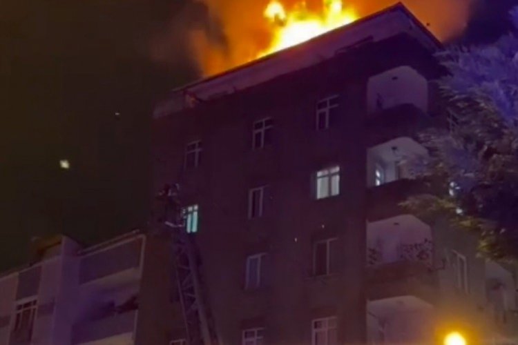 İstanbul K&uuml;&ccedil;&uuml;k&ccedil;ekmece'de 5 katlı binanın &ccedil;atısında korkutan yangın