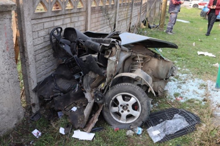 Sakarya'da yolcu durağına &ccedil;arpan otomobil ikiye b&ouml;l&uuml;nd&uuml;