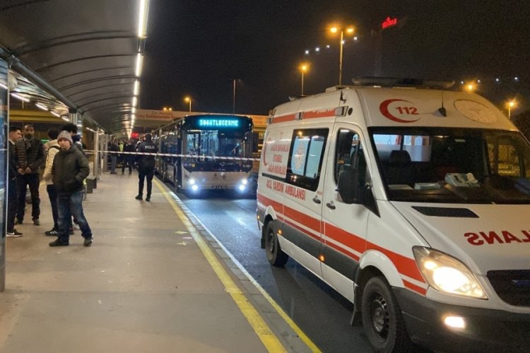 İstanbul'da durakta bekleyen yolcu metrob&uuml;s&uuml;n altında kaldı