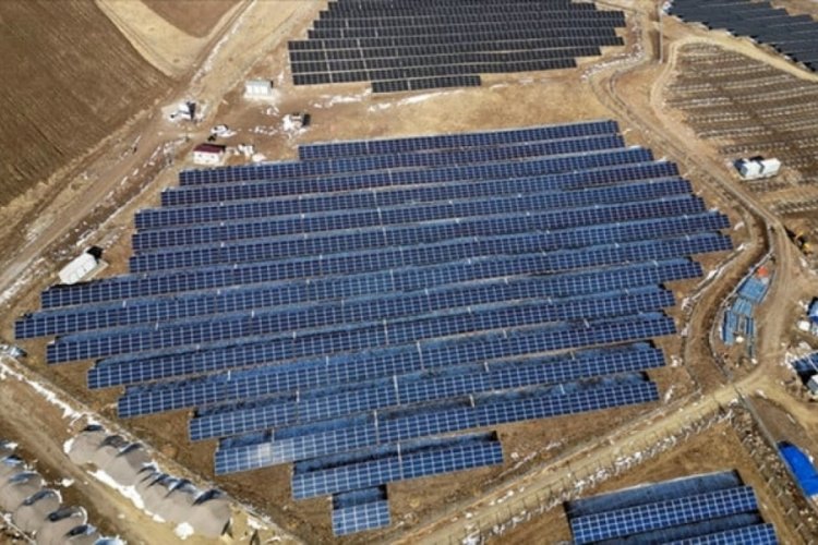 Erzurum'a kurulan 'g&uuml;neş tarlası' 2 bin evin elektriğini &uuml;retecek