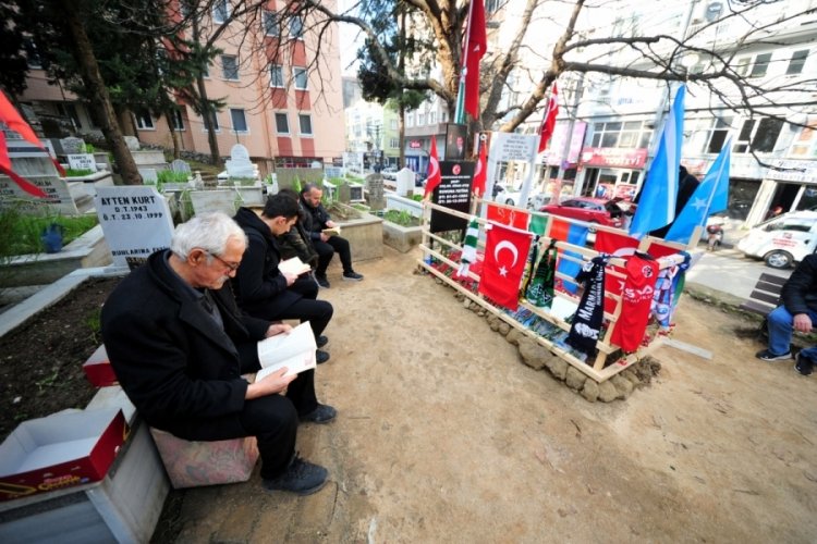 Sinan Ateş'in Bursa'daki mezarı başında 'saygı n&ouml;beti'