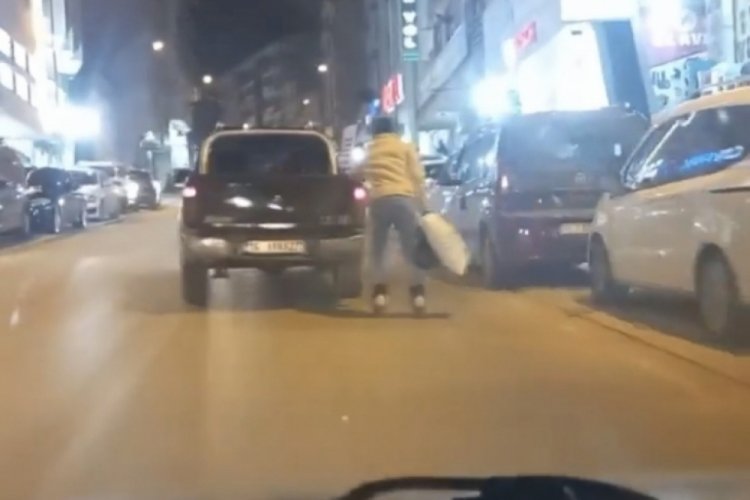 Bursa'da patenli gen&ccedil; arabanın arkasına asıldı