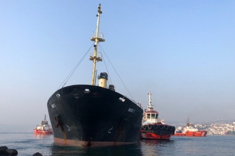 İstanbul'da karaya oturan y&uuml;k gemisi kurtarıldı