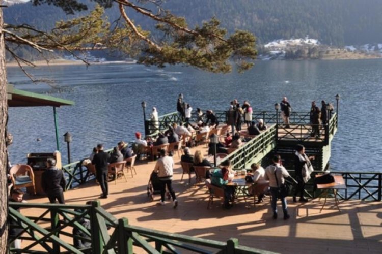 Bolu'da Abant G&ouml;l&uuml; Milli Parkı'nda tatilci yoğunluğu